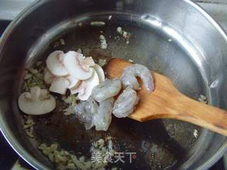 【食尚擂台西餐赛区】:意大利风情---烟肉蘑菇鲜虾墨鱼汁面的做法步骤:6
