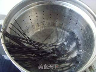 【食尚擂台西餐赛区】:意大利风情---烟肉蘑菇鲜虾墨鱼汁面的做法步骤:3