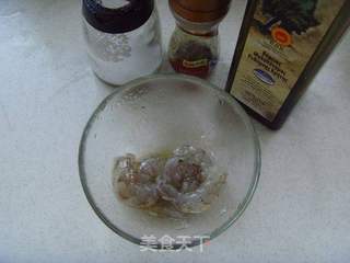 【食尚擂台西餐赛区】:意大利风情---烟肉蘑菇鲜虾墨鱼汁面的做法步骤:2