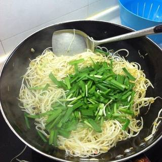 豆芽炒韭菜的做法步骤：3