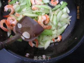 黄瓜炒虾的做法步骤:12