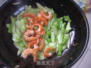 黄瓜炒虾的做法步骤:11