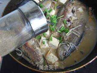 鲫鱼炖豆腐的做法步骤:9