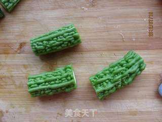 蜜汁红枣苦瓜段的做法步骤:2