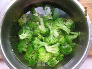 茄汁西兰花虾球的做法步骤:2