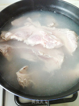 酸汤猪骨煲的做法步骤:2