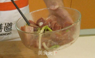 椒盐排骨的做法步骤:2