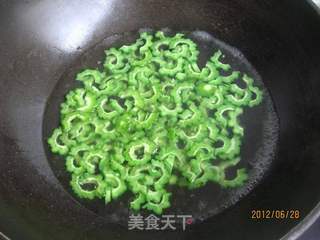 麻酱苦瓜虾干的做法步骤:4