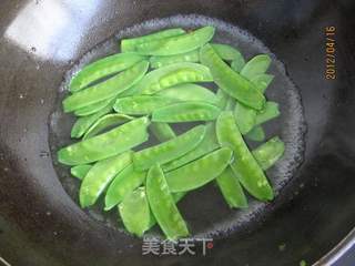 小炒培根荷兰豆的做法步骤:2