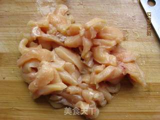 荷兰豆炒鸡片的做法步骤:2