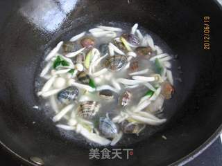 海鲜菇花蛤汤的做法步骤:8