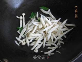 海鲜菇花蛤汤的做法步骤:5