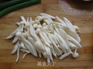 海鲜菇花蛤汤的做法步骤:2