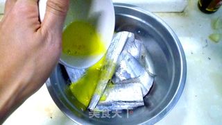 蛋香炸带鱼的做法步骤:2
