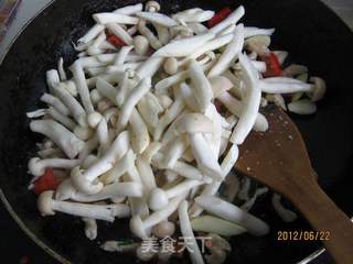 小炒海鲜菇的做法步骤:8