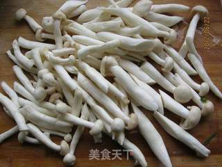 小炒海鲜菇的做法步骤:4