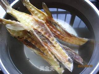 蒜香苦菊拌鱼干的做法步骤:2