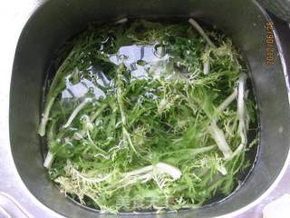 蒜香苦菊拌鱼干的做法步骤:4