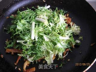蒜香苦菊拌鱼干的做法步骤:11