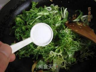 蒜香苦菊拌鱼干的做法步骤:12