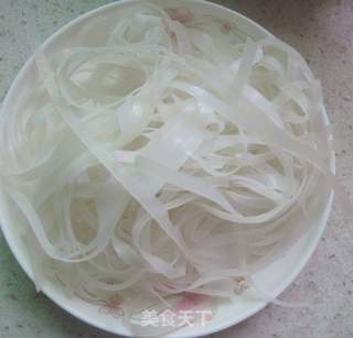 西红柿汤河粉的做法步骤:2