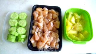菠萝青瓜炒鸡丁的做法步骤:2