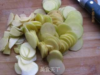 土豆焖蛋的做法步骤:2
