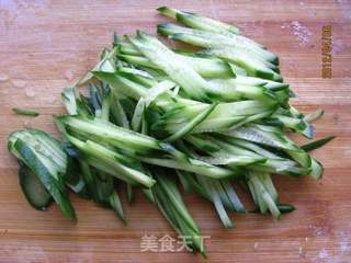 黄瓜粉丝拌海虹的做法步骤:5
