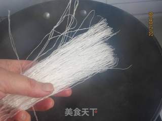 黄瓜粉丝拌海虹的做法步骤:3