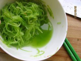 红油莴笋丝的做法步骤：4