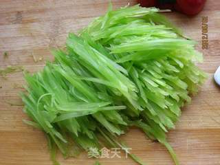 红油莴笋丝的做法步骤:2