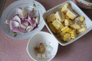 洋葱玉米烧鸡的做法步骤:2