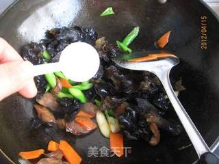 腊肠炒木耳的做法步骤:8
