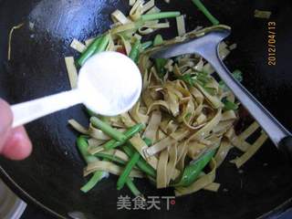青蒜炒豆皮的做法步骤:13
