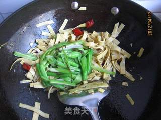 青蒜炒豆皮的做法步骤:12