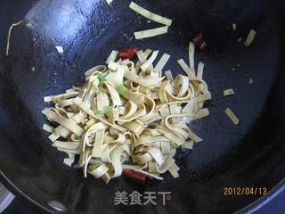 青蒜炒豆皮的做法步骤:11