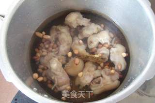 花生猪手汤 话梅猪手的做法步骤:4