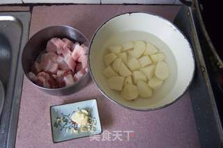 土豆红烧肉的做法步骤:2