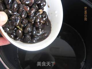 黑豆炖豆腐的做法步骤:2