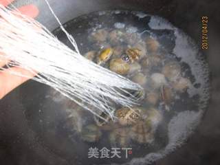 菠菜花蛤粉丝汤的做法步骤:3