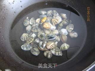 菠菜花蛤粉丝汤的做法步骤：1