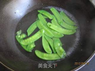 荷兰豆炒杏胞菇的做法步骤:2