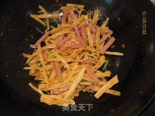 火腿炒腐竹的做法步骤:8