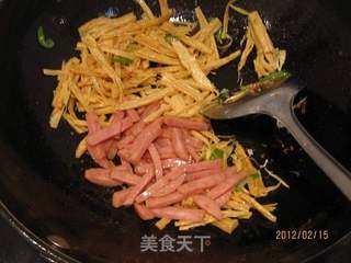 火腿炒腐竹的做法步骤:7