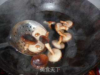 《酥炸香菇藕盒》的做法步骤:3