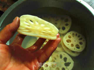 《酥炸香菇藕盒》的做法步骤:9