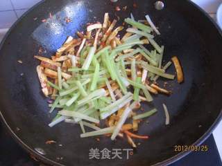 剁椒芹菜炒豆腐的做法步骤:7