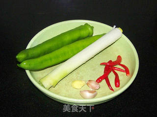 干煸尖椒肥肠的做法步骤:2