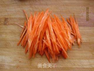 卷心菜拌胡萝卜的做法步骤:2