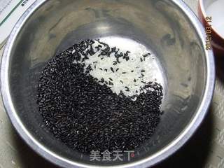 蜜豆黑米糊的做法步骤：1